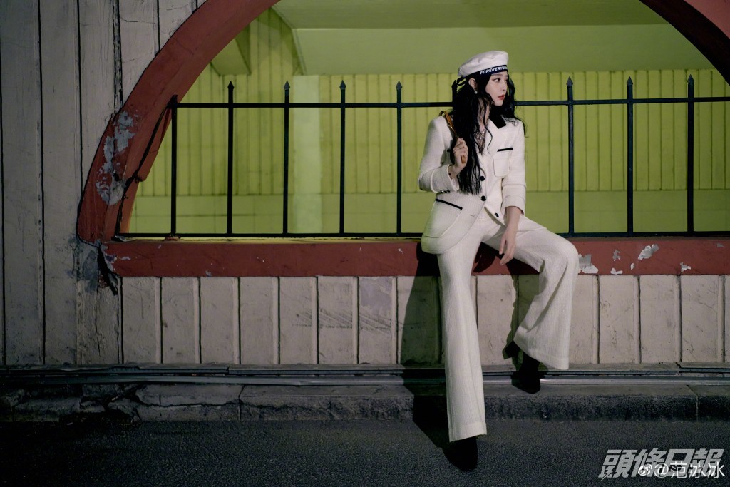 最近秋意涼，范冰冰在微博貼出秋日新look相。